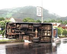 Xe lật tại Campuchia, 10 người Việt Nam thương vong