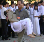 Một thí sinh ngất xỉu hai lần, phải nhập viện