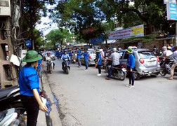 Ảnh: 'Mướt mồ hôi' phân làn đường bằng dây thừng