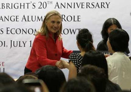 Bà Hillary Clinton gặp gỡ sinh viên ĐH Ngoại thương