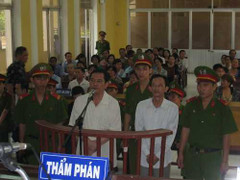 Chơi cờ tiền tỉ: Cựu phó giám đốc Sở khóc ngay tại tòa