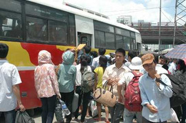 Thi xong, sĩ tử vội vã 'đội nắng' về quê