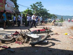 Xe tải mất lái, 3 người thương vong