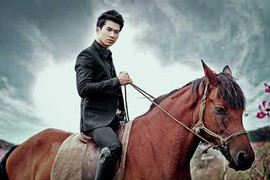 Siêu mẫu phong cách Văn Nam phong trần trên lưng ngựa