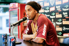 Ronaldinho bị Coca-cola trừng phạt vì… uống Pepsi