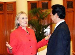 Những bức hình ‘độc’ về bà Hillary Clinton tại Hà Nội