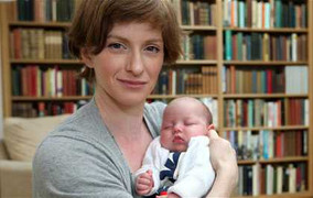 Vẫn thi đạt thủ khoa sau khi sinh con tại bệnh viện