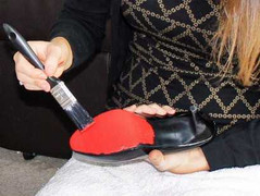 Kiếm bộn tiền từ ‘chứng cuồng giày đế đỏ’ Louboutin