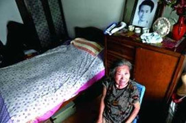 Phẫn nộ nghịch tử đánh đập mẹ ruột gần 60 tuổi