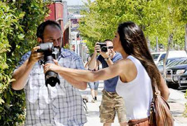 Ảnh nóng: Bồ Casillas nổi nóng đòi giật máy ảnh