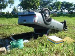 Ô tô lật 'chổng vó', tài xế và 'sếp' thoát chết