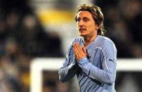 Buông xuôi, Tottenham 'mở cửa' Real tới rước Modric