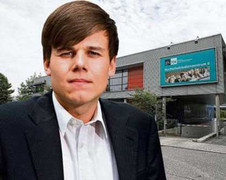 Tốt nghiệp quá sớm, nam sinh bị trường kiện