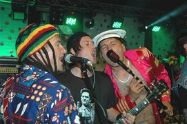 Sao Arsenal trổ tài chơi guitar, ca hát