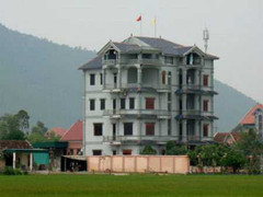 'Đại gia chăn vịt': Biệt thự nghìn bóng đèn và lao lý