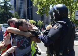Video, ảnh: Bạo động ở Madrid làm hơn 70 người đổ máu