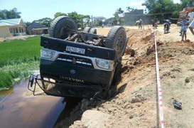 Xe tải lật 'chổng vó', lái xe lao người thoát thân