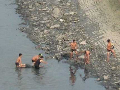 Một nam sinh chết đuối khi chèo thuyền sang sông