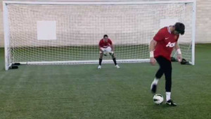 Trò tiêu khiển mới ở MU: Giật gót ghi bàn