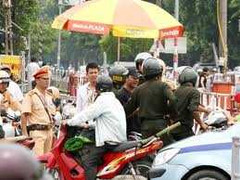 Giang hồ đất Cảng rút súng colt dọa cảnh sát