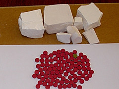 Bị truy nã, vẫn lén về sinh con