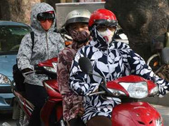 Nắng nóng bao trùm miền Bắc và miền Trung