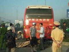 Ngồi sau xe máy bị xe khách tông chết thảm