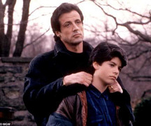 Con trai siêu sao Sylvester Stallone chết vì sốc thuốc