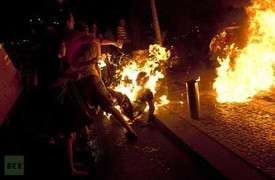 Ảnh quốc tế 15/7: Tự thiêu để biểu tình