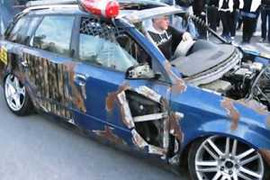 'Khó đỡ' với chiếc Audi A4 độ kiểu… phá hoại