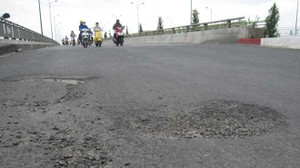 Sau khánh thành, cầu Rạch Chiếc xuất hiện ổ gà