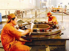 'Ông lớn' đồng loạt cắt lương công nhân