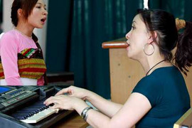 Nữ sinh mặc áo dài thướt tha dự thi năng khiếu