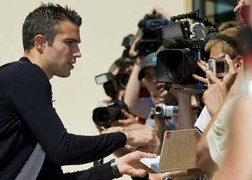 Van Persie muốn ra đi: Đừng nghĩ là vì tiền