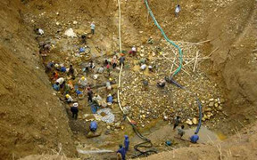 Chui hầm hàm ếch đào vàng, 3 người bị vùi lấp