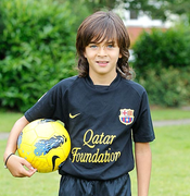 Barca ký hợp đồng với sao nhí 9 tuổi