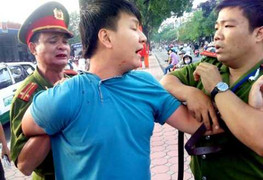 Bắt giữ 4 thanh niên đánh phụ nữ, đấm công an