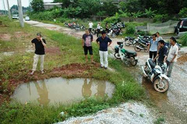 Thêm một cháu bé tử vong vì rơi xuống hố công trình