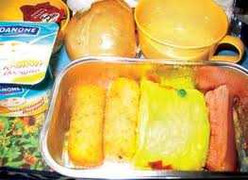 Sự thật đáng sợ về đồ ăn trên máy bay