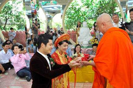 Lễ cưới ấm cúng của nhạc sĩ Nguyễn Văn Chung tại chùa