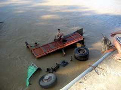 Ngủ gật, cả người và xe tải xuống sông