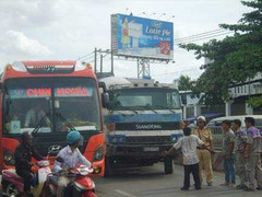 Bị xe tải tông, chặn đầu xe khác bắt đền