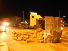 Hai thanh niên vượt đèn đỏ, xe tải lật nhào