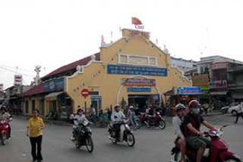 Thiếu nợ 'khủng', nguyên cán bộ quận ủy 'biến mất'