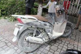 Xe SH bốc cháy giữa phố