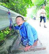 Xót xa mẹ trói con ruột gần 40 năm bên đường