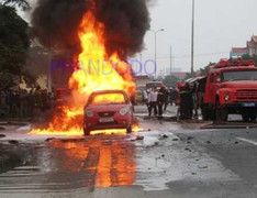 Xe chở ca sỹ Lâm Chí Khanh đi lưu diễn bốc cháy