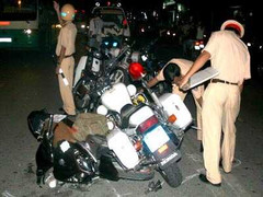 Bị CSGT phạt, tự đập nát xe của mình