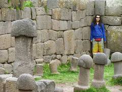 Đến ngôi đền phụ nữ bước vào đều… đỏ mặt