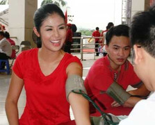 Ngắm các hoa hậu lấm tấm mồ hôi tham gia hiến máu